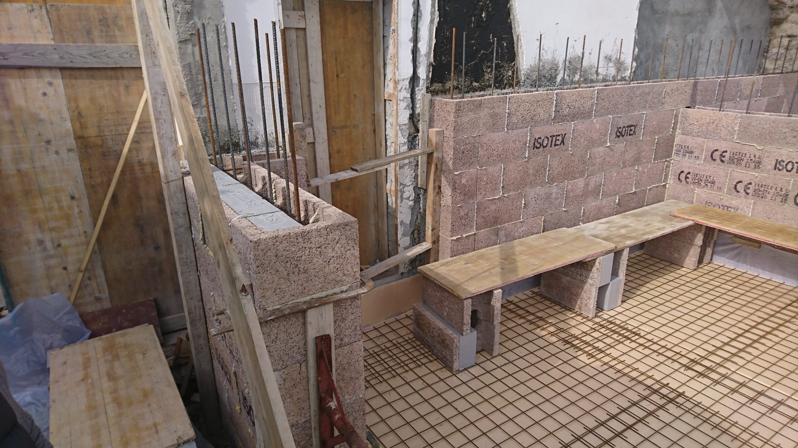 PROGETTAZIONE E DIREZIONE LAVORI FABBRICATO AD USO CIVILE ABITAZIONE CON STRUTTURA DEBOLMENTE ARMATA ISOTEX